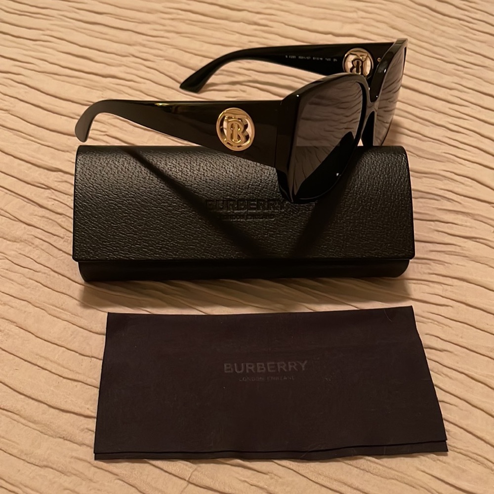 ❤️Price reduced ❤️♥️♥️♥️Burberry Sunglasses♥️♥️♥️